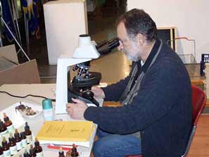 maurizio al microscopio